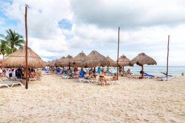 Riviera Maya, Meksika - 22 Aralık 2019: Karayipler 'deki popüler kış kaçamağı sırasında Meksika' nın Cancun kenti yakınlarındaki Riviera Maya 'nın tropikal plajlarına akın edenler.
