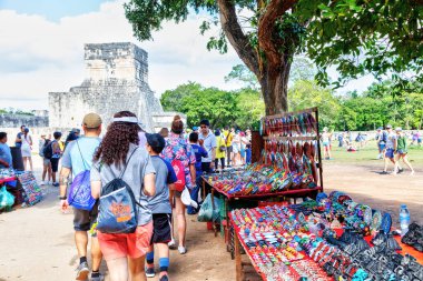 Chichen Itza, Meksika - 23 Aralık 2019: Meksika 'nın Yucatan Yarımadası' ndaki Chichen Itza arkeolojik şehrine doğru yürüyen turistler, hediyelik eşya ve yerli sanat eserleri satan Meksikalı sanatçılar tarafından karşılandı..