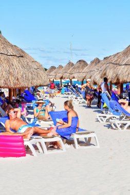 Riviera Maya, Meksika - 28 Aralık 2019: Cancun, Meksika 'nın Karayipler kıyısındaki Riviera Maya' da güneşlenen insanlarla dolu kalabalık plaj.