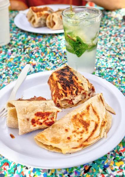 Burrito Pollo Mexicano Envoltura Tortilla Comida Tacos Con Vaso Cóctel — Foto de Stock