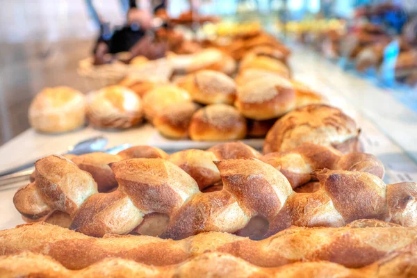 焼きたての職人パンのトレイは 食品市場で大好きです 前景のパンに焦点を当て 背景を集中して — ストック写真