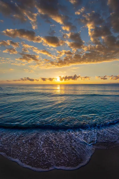 Красивий Схід Сонця Хмарний Пейзаж Над Морем Хвилями Котиться Піщаному — стокове фото