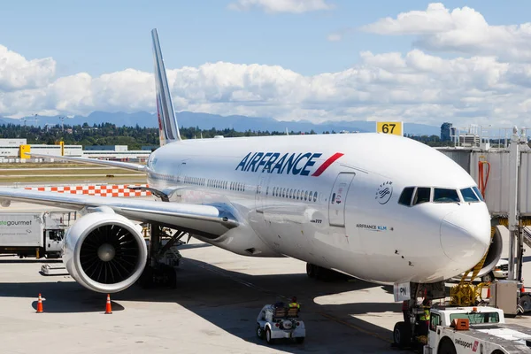 Vancouver, Kanada - 3 Temmuz 2017: Bir Air France Airlines Boeing 777 uçağı Vancouver Uluslararası Havalimanı pistinde hizmet veriyor.