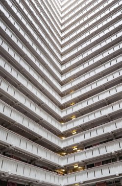 Ping Shek, Kwun Tong Bölgesi, Kowloon, Hong Kong 'daki eski bir kamu konutlarının soyut mimarisi. Bu tip mimari, 1960 ve 1970 'lerde inşa edilen Hong Kong' un ilk kamu dairelerinin tipik bir örneğiydi..