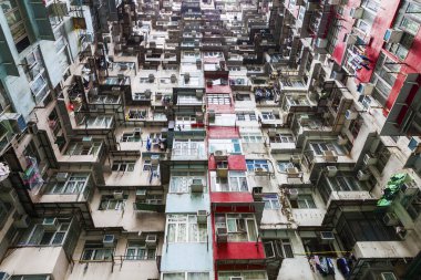 Quarry Bay, Hong Kong 'un eski yerleşim bölgesinde yoğun nüfuslu evler. Lakabı 