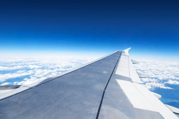 비행기의 날개를 비행기 — 스톡 사진