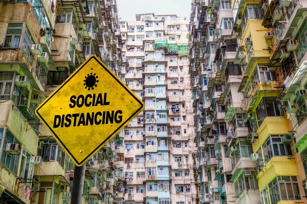 香港のQuarry Bayにある混雑した公共住宅団地の前での社会的距離警報標識 Covid 19コロナウイルスが特に人口密度の高い都市に広がるのを防ぐための物理的距離の重要性の概念 — ストック写真