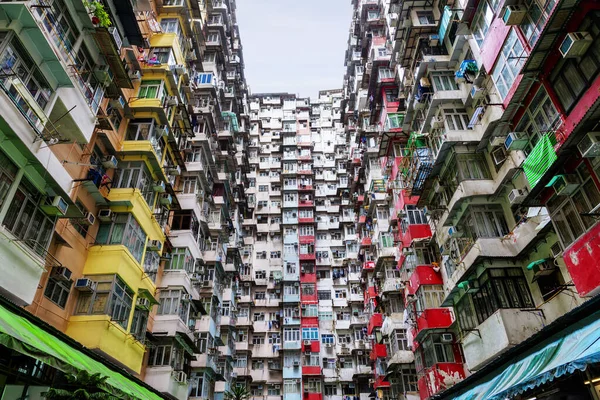 香港の採石場湾の古い住宅地に密集した住宅 モンスタービル と呼ばれ 相互接続されたアパートメントは人気の観光名所となっています — ストック写真