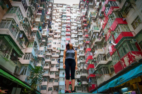 Chinese Girl Looking Urban Landscape Hong Kong Crammed Public Housing — стоковое фото