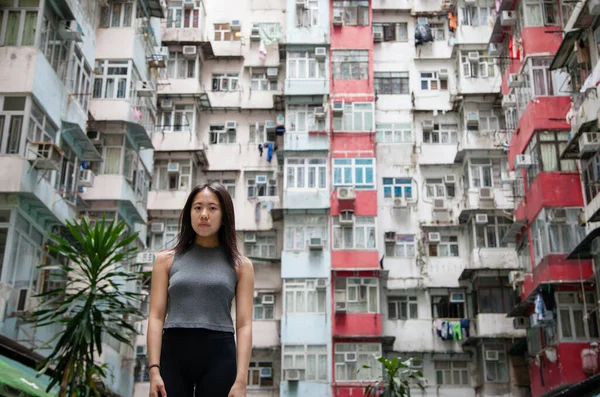 Menina Chinesa Explorando Paisagem Urbana Dos Alojamentos Públicos Apertados Hong — Fotografia de Stock