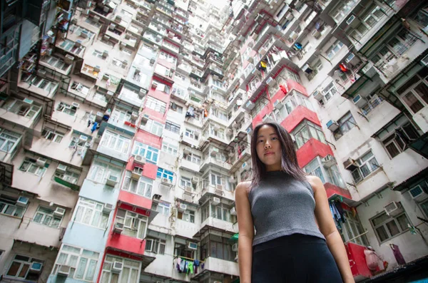 Chińska Dziewczyna Zwiedzająca Miejski Krajobraz Hongkongu Wypełnionych Mieszkań Publicznych Quarry Obrazek Stockowy