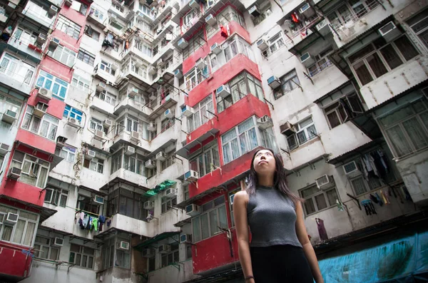 Chińska Dziewczyna Spogląda Górę Miejski Krajobraz Hong Kongu Upchniętych Kwater Zdjęcia Stockowe bez tantiem