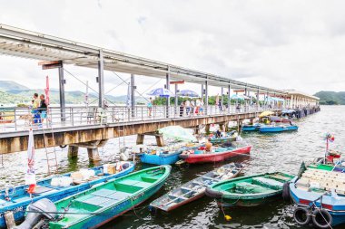 Hong Kong, Hong Kong SAR- 13 Temmuz 2017: Balıkçı tekneleri ve balıkçılar Sai Kung Güvertesi rıhtımında, balıkçıların günlük deniz mahsullerini halka sattıkları yer..