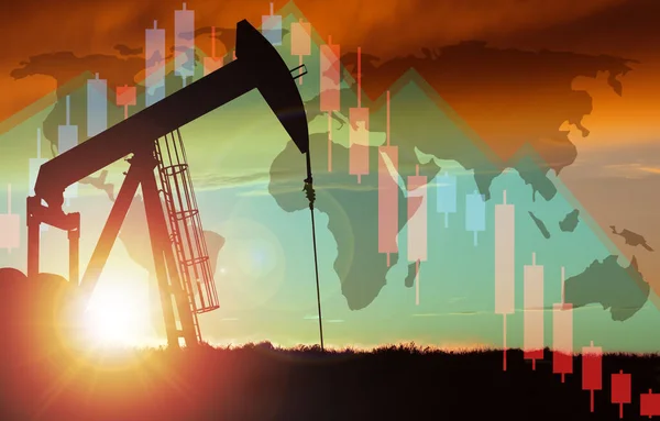 世界地図と株式チャートの背景を減少させ 日没の空に対してジャッキシルエットをポンプ 石油生産 ガス産業の枯渇 衰退又は石油価格の下落の概念 — ストック写真