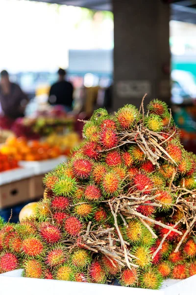 シンガポールのフルーツ市場で販売されている新鮮なRambutanの山 ランブタンは東南アジア原産の人気のあるトロピカルフルーツです マレー語のRambutは毛を意味し 果実の毛深い突起を指す — ストック写真