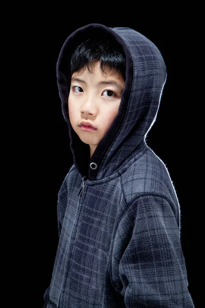 Söt Bredögd Asiatisk Kinesisk Pojke Poserar Svart Hoodie Tröja Studio — Stockfoto