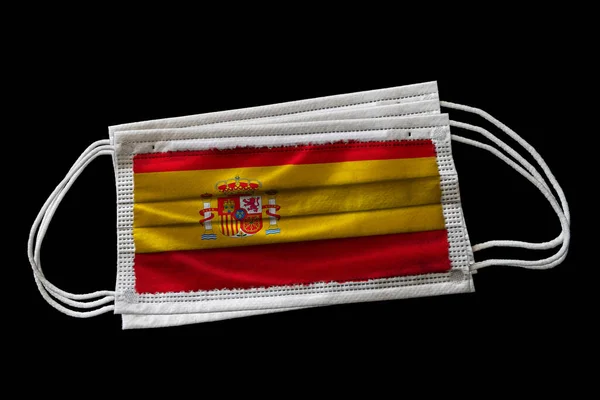 Πολλαπλές Χειρουργικές Μάσκες Προσώπου Τυπωμένη Την Ισπανική Σημαία Απομονωμένο Μαύρο — Φωτογραφία Αρχείου