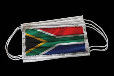 Güney Afrika bayrağı basılmış cerrahi yüz maskeleri. Siyah arka planda izole edilmiş. Güney Afrika 'da Covid-19 Coronavirus salgınına karşı yüz maskesi kullanımı kavramı.