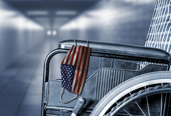Bandeira Dos Estados Unidos Máscara Facial Pendurada Cadeira Rodas Vazia — Fotografia de Stock