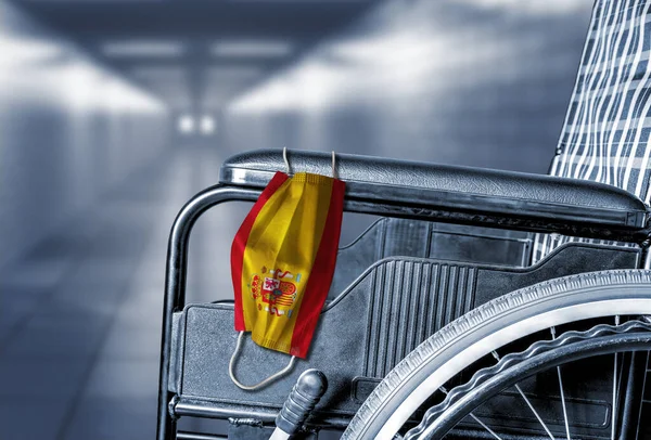 Drapelul Spaniei Masca Față Atârnată Scaunul Rotile Gol Hol Spitalului — Fotografie, imagine de stoc