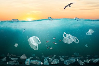 Deniz kirliliği kavramı, plastikle dolu okyanusun üzerinde gün doğumunu gösteriyor. Her yıl en az 8 milyon ton plastik okyanuslara dökülüyor ve deniz atıklarının çoğunu yüzey sularından derin deniz çökeltilerine dönüştürüyor..