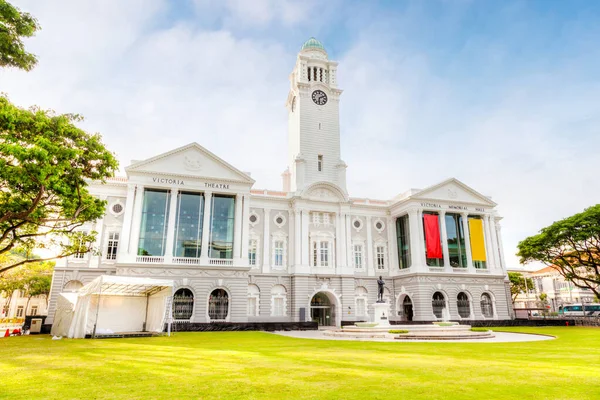シンガポールの歴史あるヴィクトリア劇場と記念館は1862年に市庁舎として始まった 1901年 ヴィクトリア女王を追悼する時計塔が隣に2番目の公開コンサートホールを建設した 建物はHとして使用されました — ストック写真