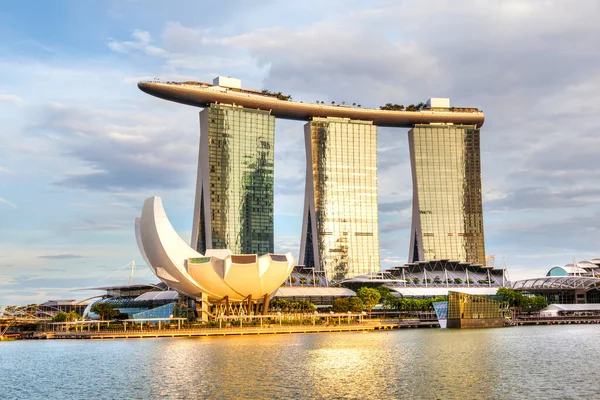 新加坡 2017年9月6日 傍晚日落时分 新加坡海湾边的滨海湾沙滩酒店和艺术科学博物馆的金光闪闪 — 图库照片