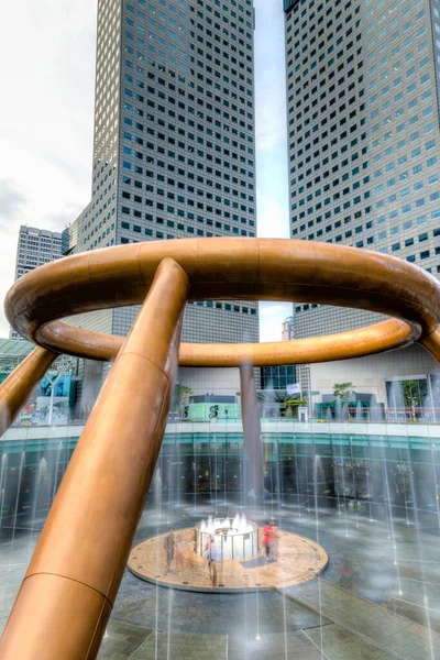 新加坡 2015年3月26日 游客走向财富之泉 相信这将给环绕财富之泉3次的人带来好运 并在其中间触碰水 世界上最大的喷泉位于Suntec Ci的商业中心 — 图库照片