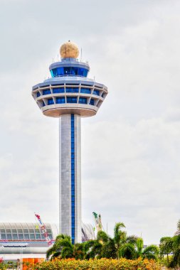 Singapur Changi Uluslararası Havaalanı trafik kontrol kulesi. Havaalanı kulesi Singapur 'un en tanınan ikonlarından biridir..