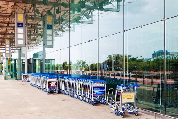 Singapore March 2015 Luggage Carts Line Empty Entrance Changi Airport — Stock Photo, Image