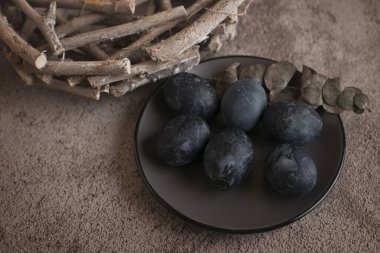  Tabakta altı koyu renkli yumurta.