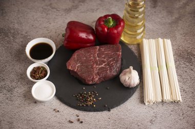  Baharatlı biftek, sarımsak, biber ve çubuk..