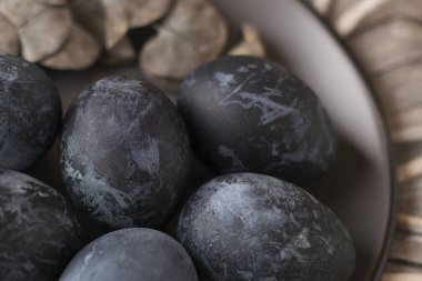  Tabağa koyu mavi yumurta boyanmış.