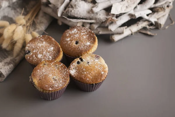 Läckra muffins med vinbär på bordet — Stockfoto