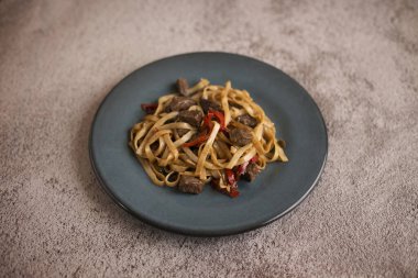 Baharat, biber ve sarımsağın yanında bir tabakta pişirilmiş soba.