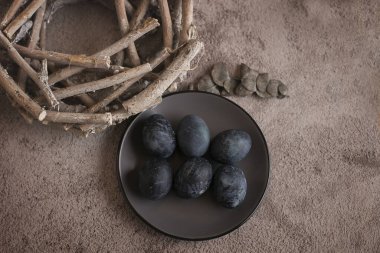  Tabağa koyu mavi yumurta boyanmış.