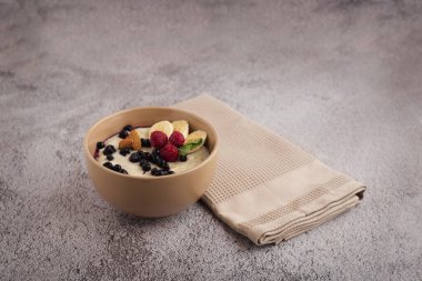 Arka planda bir tabakta yulaf ezmesi