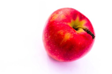 Beyaz atkuyruklu kırmızı elma