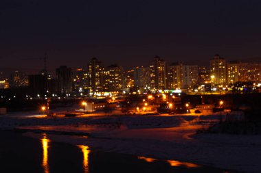 Nehrin üzerinde şehir gece ışıkları