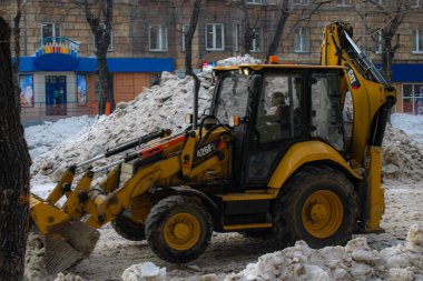 Bir kar temizleyicisi şehrin sokaklarını temizliyor.
