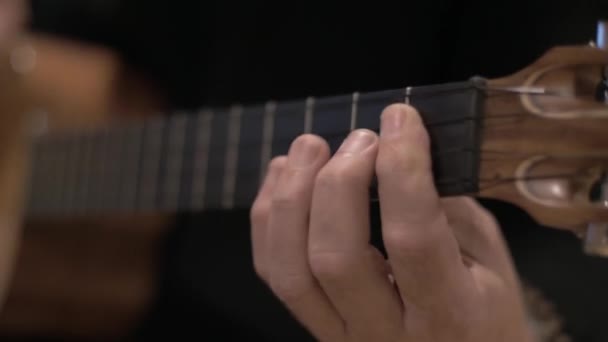 String Cuatro Instrument Closeup Καλλιτέχνης Που Παίζει Λαϊκή Μουσική Βενεζουέλας — Αρχείο Βίντεο