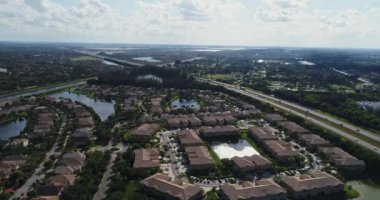 Day Aerial Drone, Florida USA, drone view, airial top view, Miami city, highway, neighborhood in usa / vuelo de dron areo en Estados Unidos de America, vista area de la ciudad de Miami, Autopista, vecindarios, casas.