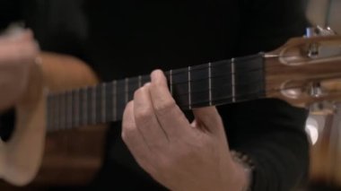 Bir akor daha. String Cuatro enstrüman kaydı, yakın plan, Venezuela folk müziği çalan 4 telli sanatçı, farklı akorlar / Cuatro, enstrümanto de cuatro cuerdas en sesin de grabacin, toma cercana, artista tocando, diferentes acordes