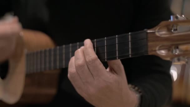 Ett Ackord Till String Cuatro Instrumentinspelning Session Närbild Artist Spelar — Stockvideo