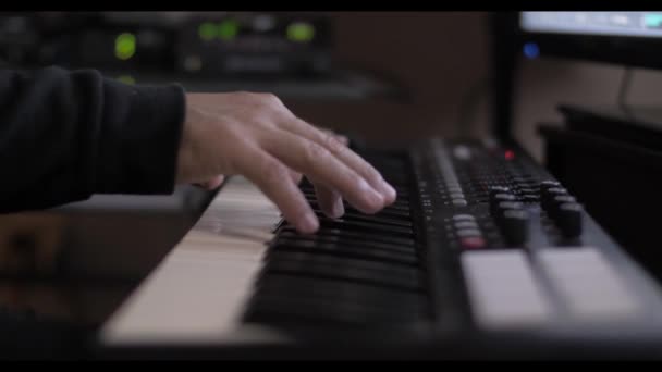 Músico Masculino Tocando Jazz Piano Una Sesión Grabación Cerca Hombre — Vídeo de stock