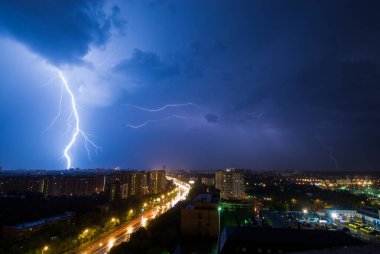 Moskova 'nın kenar mahallelerinde güçlü yıldırım boşalması.