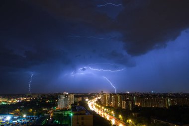 Moskova üzerinde birden fazla yıldırımlı yaz fırtınası