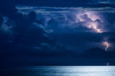 Gece Karadeniz 'de devasa kümülüs bulutları ve şimşekler çakıyor.