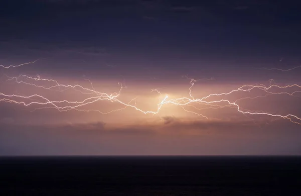 Relâmpago Horizontal Amarelo Através Todo Céu Sobre Mar Negro — Fotografia de Stock