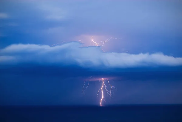 Rayo Naranja Sobre Mar Golpea Través Nube — Foto de Stock